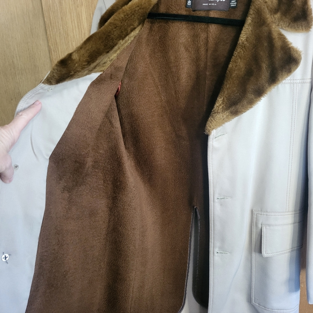 Vintage 1970 Studio One Men's Beige Pea Coat with Dark Brown Fur Collar. Size 40 - Picture 5 of 16